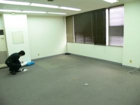 しゃがんで